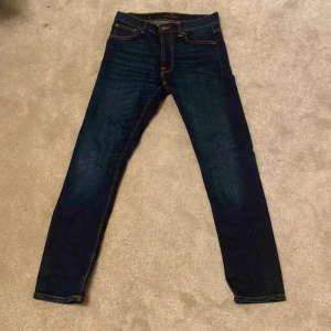 Nudie jeans - Marinblåa Nudie jeans|Modell: Lean Dean |storlek W 29 L30 | Skick9/10| En fläck i knävecket men går bort efter en tvätt| Säljer dem då dem inte kommer till användning|