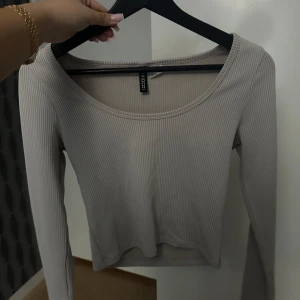 Basic ribbad tröja - En super snygg och enkel grå tröja. Tröjan är från H&M och har knappt används. Storlek S Passar med allt🩶