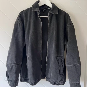 Jeans jacka - Skit snygg jeans jacka med dragkedja. Fin till sommar eller i höst med en hoodie eller stickad tröja under. Använd Max 5 gånger så i nyskick