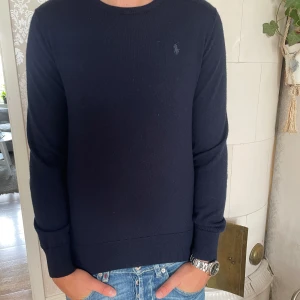 Ralph lauren tröja  - Tja säljer nu min Ralph lauren merinoull tröja eftersom den har blivit för liten för mig. Den är i bra skick inga defekter. Nypris är 1600. Jag är 176 och den är för liten för mig. Hör av er vid frågor!