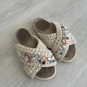 Inuikii sandaler 38 - Vita Inuikiis i storlek 38 (mer som 37) i använt skick enligt bilder. Dock hela och alla stenar är intakta 