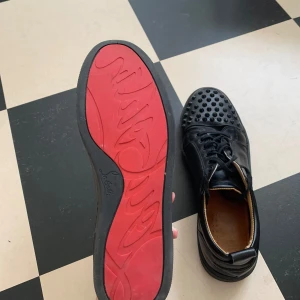 Christian Louboutin  - Säljer svarta loubs i storlek 44 som även passar 43. Dom är i skinn och har röd sula. Köptes här på Plick förra året. Dom är i fint skick. Priset är diskuterbart. Skriv om du undrar nått!