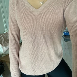 Rosa stickadtröja - Jättefin rosa stickadtröja från Vera Moda! I superskick och normal i storleken!