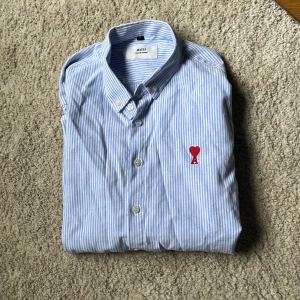 Ami skjorta - Ami Paris skjorta blå och vit randig den är S men passar som xs lägg gärna prisförslag