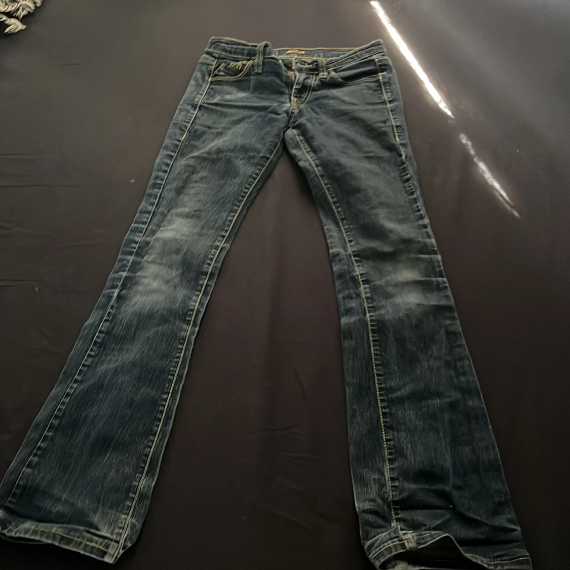 VÄLDIGT låg midjade Bootcut killah jeans