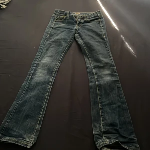 VÄLDIGT låg midjade Bootcut killah jeans - Y2k, vintage, 2000s, low rise, bootcut killah jeans. I storlek 25/S. I bra skick, köpte från en second hand men kan it ha på mig mer eftersom är lite försmå nu.