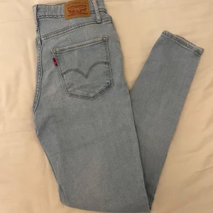 Levi’s jeans - Levi’s jeans i modellen ”721 HIGH RISE SKINNY”. De är i stl W26 L28 och skulle säga att de sitter som stl S/36. Jag är ca 165cm for reference❤️ De är använda än del men ändå i väldigt bra skick.