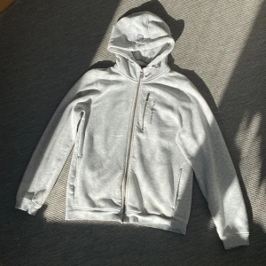 Sail racing tröja  - Sail racing tröja, säljs för den är för liten, inga hål eller något fel med den, nypris ca 1200kr 