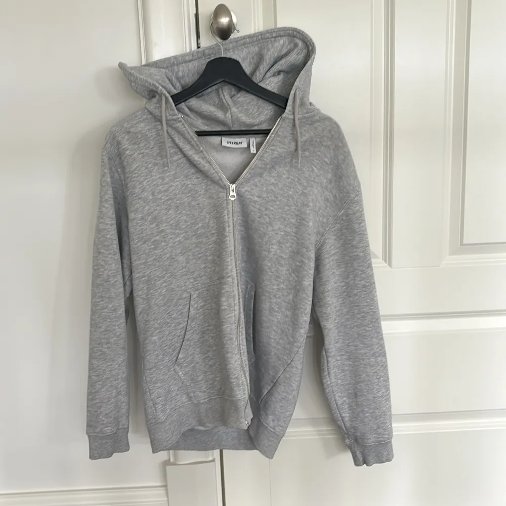 Säljer denna zip hoodie från weekday eftersom den aldrig används. Storlek S men passar absolut M. Skick 10/10 som ny. Köpt för 500 kr men jag säljer den för 300 kr! Hör av dig vid frågor!. Hoodies.