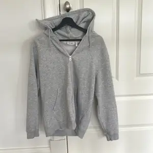 Säljer denna zip hoodie från weekday eftersom den aldrig används. Storlek S men passar absolut M. Skick 10/10 som ny. Köpt för 500 kr men jag säljer den för 300 kr! Hör av dig vid frågor!