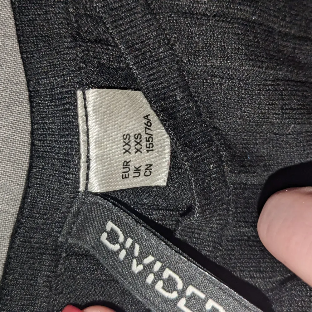 Säljer en snygg svart ribbad linnetopp från h&m. Den är ärmlös med smala axelband och har en tight passform. Perfekt för sommardagar eller som ett lager under en jacka.. Yläosat.