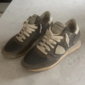 Philippe Model Trpx - Schyssta trainers som jag har använt under våren. Väljer nu att sälja dem då jag växte ut dem under sommaren och vill ha pengar till snarlika i en större storlek. Skick 7,5/10. OBS ej box ingår!!