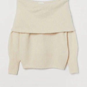 Off shoulder tröja - Säljer denna jättefina off shoulder tröja från hm då jag råkade köpa två, superskick och går inte att få tag på längre. Priset är diskuterbart och kan självklart skicka egna bilder!🤗