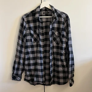 Flanell skjorta - Säljer denna flanellskjortan i strl M. Sparsamt använd, i fint skick. Säljer även en liknande i röd. Tryck gärna på ”köp nu”.