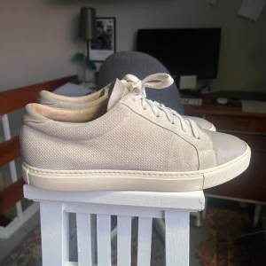 Brunello Cucinelli skor - Säljer ett par Brunello Cucinelli skor i tyg/suede. Skick 8/10, storlek 41/42. Nypris 9700kr  Tyvärr inget OG, (SS16)  Dm för fler bilder