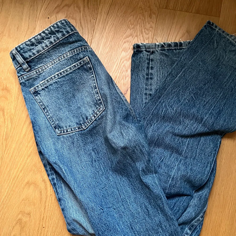 Superfina midwaist jeans från zara i en mellanblå färg . Farkut & Housut.