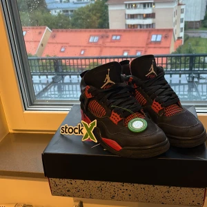 Jordan 4 red thunder - Säljer nu mina jordan 4 red thunders då dlm blivit för små väldigt bra sick på mokan och över lag de finns lite defekter på den röda färgen men om ni hittar röd sko färg blir dem som nya igen äkta såklart, har kvitto som jag kan förklara leta upp🥳🤩😄