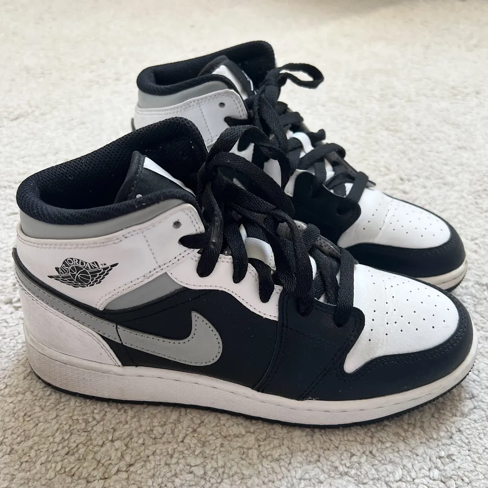 Säljer ett par snygga Mid Nike Air Jordans 1🥰 De har en klassisk design med svart, vit och grå färgkombination, aka ”White shadow”, och är i bra skick❤️I storlek 37,5🙂‍↕️. Skor.