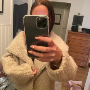 Ginatricot kappa - Varm kappa från Ginatricot som ej kommer till användning längre, hel och inga fläckar!!