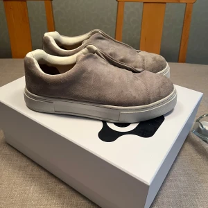 EYTYS DOJA S-O - En Eytys sko som är i nyskick, knappt använd. I grå(cement) färg.  Skriv ifall ni undrar något 