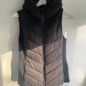 Zara väst - Populära zara västen, jätte bra skick, säljer endast då den är för liten för mig!