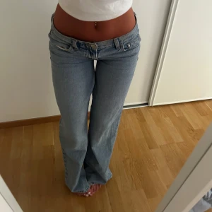 Gina Low Jeans - Säljer mina favorit jeans från Gina! De är omsydda i skrevet så att de är extra low waist, eftersom att de är omsydda så börjar sömmen gått upp lite men det går absolut att fixa! 🩷 