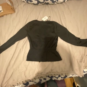 Bikbok knytblus  - Har aldrig använts någonsin Storlek xs Men den passar som s också Köpte den för 399 säljer den för 100 