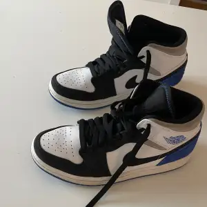 Säljer mina Air Jordan 1 Mid  endast använda ett fåtal gånger.  Fint skick stl 40 ( UK 6)  