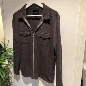 Overshirt  - Säljer denna Overshirt i storlek S, passar även större. Tröjan är i ett bra skick. Tveka inte att höra av dig vid minsta fundering! 😃