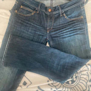Lågmidjade jeans  - Super snygga Mavi jeans i nyskick, för stora för mig därför säljer jag dom❤️ Dekorerade fickor o bootcut, pris 100kr, midje måttet 40 cm  