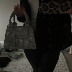 Väska🩷 - Säljer en super fin väska🫶🏼Gott skick, använd få gånger🩷Den är ifårn shein, men väldigt bra matrial!