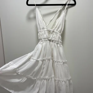 klänning med öppen rygg - Supersöt miniklänning men snörning i ryggen. Man ska knyta snörena på ryggen på ett mycket bättre och finare sätt än vad jag gjort på bilden. 