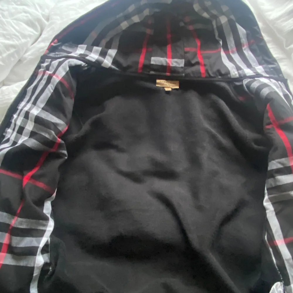 Säljer min svarta burberry zip hoodie/kofta i storlek large. Köpt av en kompis för 2200.. Hoodies.