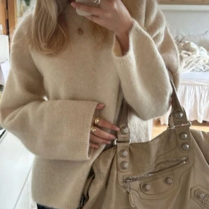 hm stickad - säljer denna populära mohair wool blend tröjan i krämvit från hm!!! helt ny, endast använd en gång💕💕💕(lånad bild)