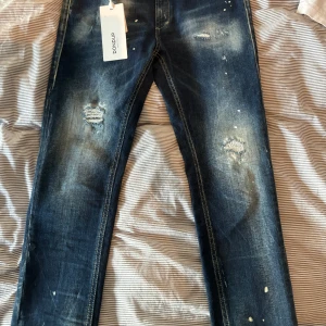Dondup monroe paint splatter - Säljer dessa sjuka jeans. Använda 1 gång, inte kommit till mer användning då det inte är min stil. Köpa för 3500kr på butiken United fashion. 