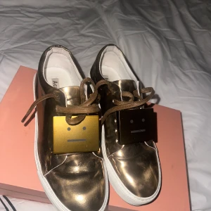 Acne Studio Sneakers  - Super coola acne studios sneakers! Jättebra skick då de knappast är använda! Sko låda medföljer! 🩷