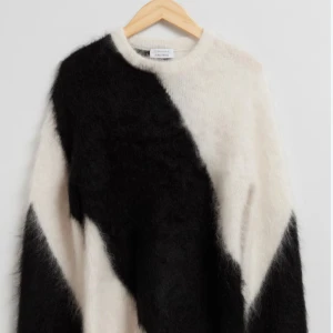 & Other stories tröja  - Säljer min superfina Other stories tröja som är slutsåld. Den är i superbra skick och bara använd ett fåtal gånger. Säljer då den inte kommer till användning längre💕