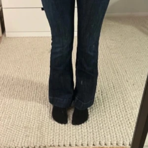 Snygga low waist bootcut jeans - Snygga jeans som ja köpte på vinted men passade inte. Midjemått 37cm innerbenslängden 71cm. Bra skick. Två första bilderna är lånade från förra ägaren. 