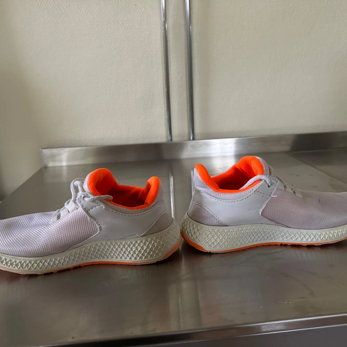 Vita och orangea sneakers från Adidas - 90