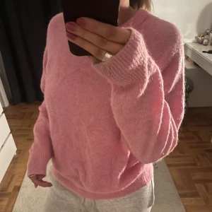 Rosa stickad tröja - säljer tröjan då den ej kommer till användning. använt fåtal gånger men väldigt fint skick. från carin wester💗