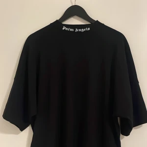 Palm angels tröja  - Palm angels oversized Logo-print cotton T-shirt i XS. Använd 2 gånger. ord pris 2500kr 