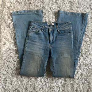 Ljusblåa jeans - Ljusblåa lågmidjade utsvängda jeans