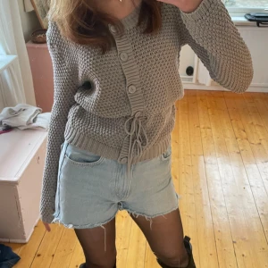 Stickad kofta - Så snygg stickad kofta köpt second hand!! Köp direkt för 180:- eller skriv privat och lägg eget bud💗💗