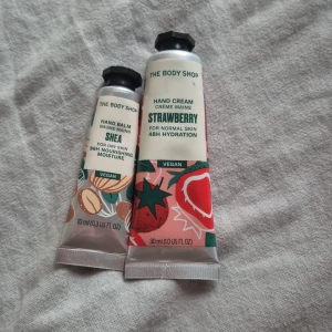 Handkräm - Två stycken handkrämer från the body shop! Aldrig andvända endast tesade vars 1 gång! Inte andvänd pågrund av att jag inte brukar ha torra händer! Säljer båda tillsammans för 20 kr!
