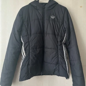 vinterjacka adidas - vinterjacka från adidas använd 2 vintrar nypris 899kr💞 