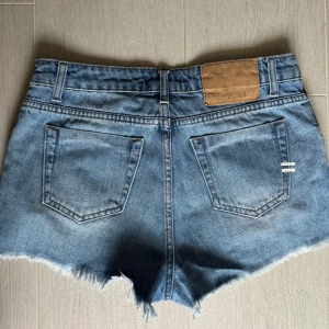 Lågmidjade jeansshorts  - lågmidjade jeansshorts från Vicolo som är nått italienskt märke! för små för mig tyvärr.. midjemått: 36,5cm 💗