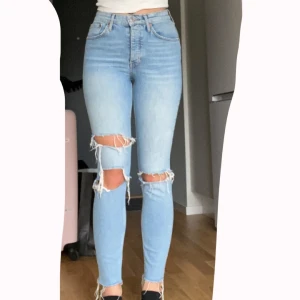 Ripped jeans - jeans i modellen sienna från gina tricot. knäppning istället för dragkedja i gylfen. slitna i nederkant (ska vara så!). mkt fint skick och väldigt bekväma