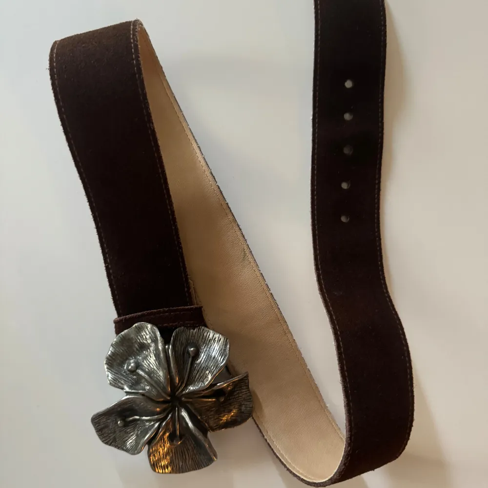 Bought on Vinted a while back, she’s in need of a new home as I have not worn it. Perfect piece to add suede & a statement to your looks. The flower is bigger than usual buckles please look at the reference pictures. I don’t have any pictures on me.. Övrigt.