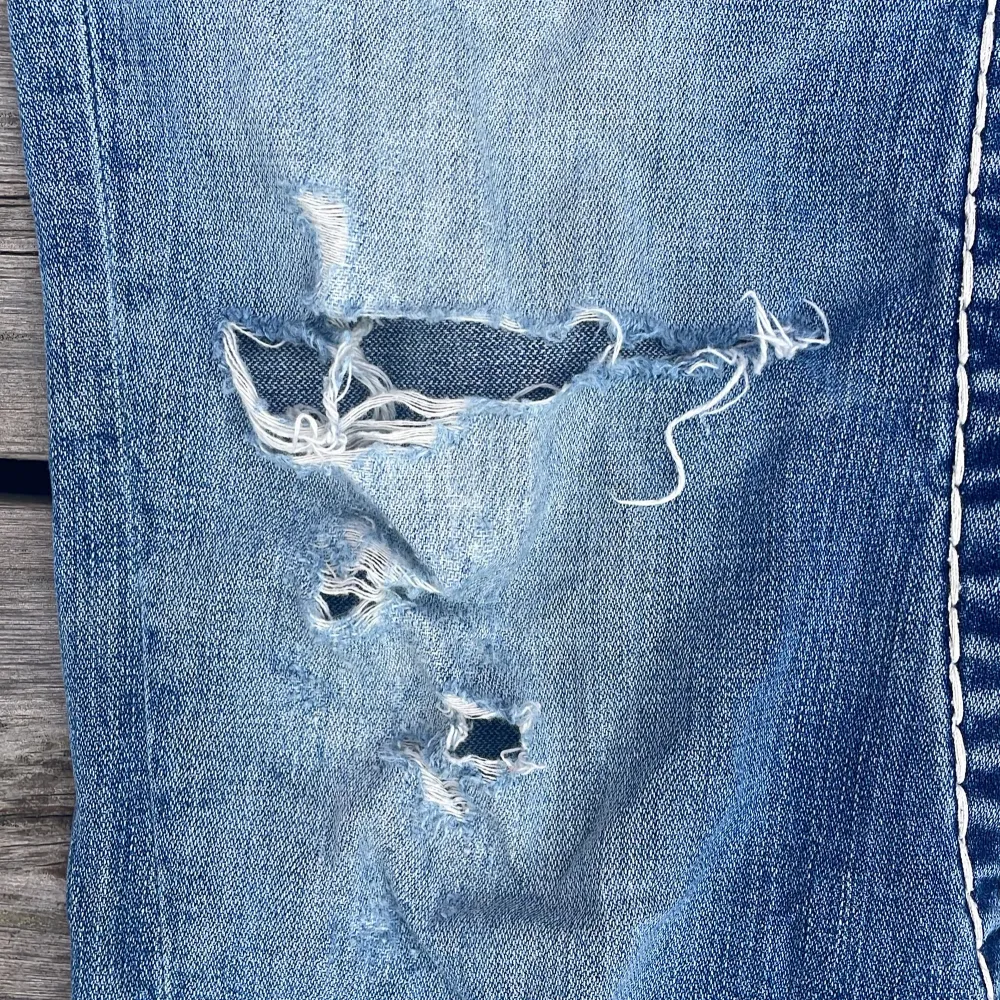 Lite osäker på hur villig jag är att sälja dem där med det höga ish priset. annars är dem tvär snygga trueys med galen stitching. Är villig att diskutera pris och är öppen till trades. Jeans & Byxor.