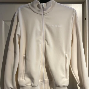 Palm angels biege - Använd under 5 gånger och säljer då de inte är min stil längre. Tag finns med och Palm angels plast påse‼️